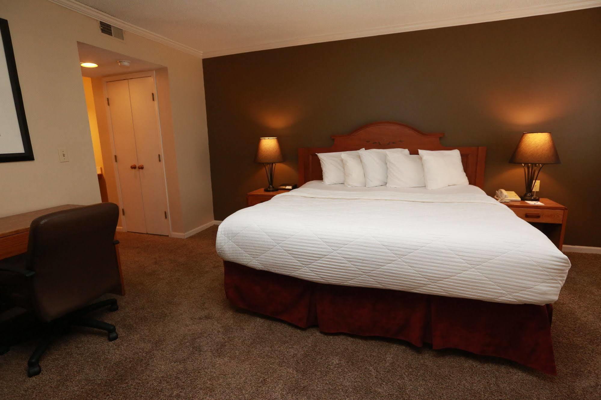 Sterling Hotel And Suites Clive Dış mekan fotoğraf